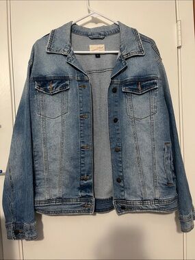 Universal Threads Classic Light Blue Denim Jacket - Women's Casual Trucker